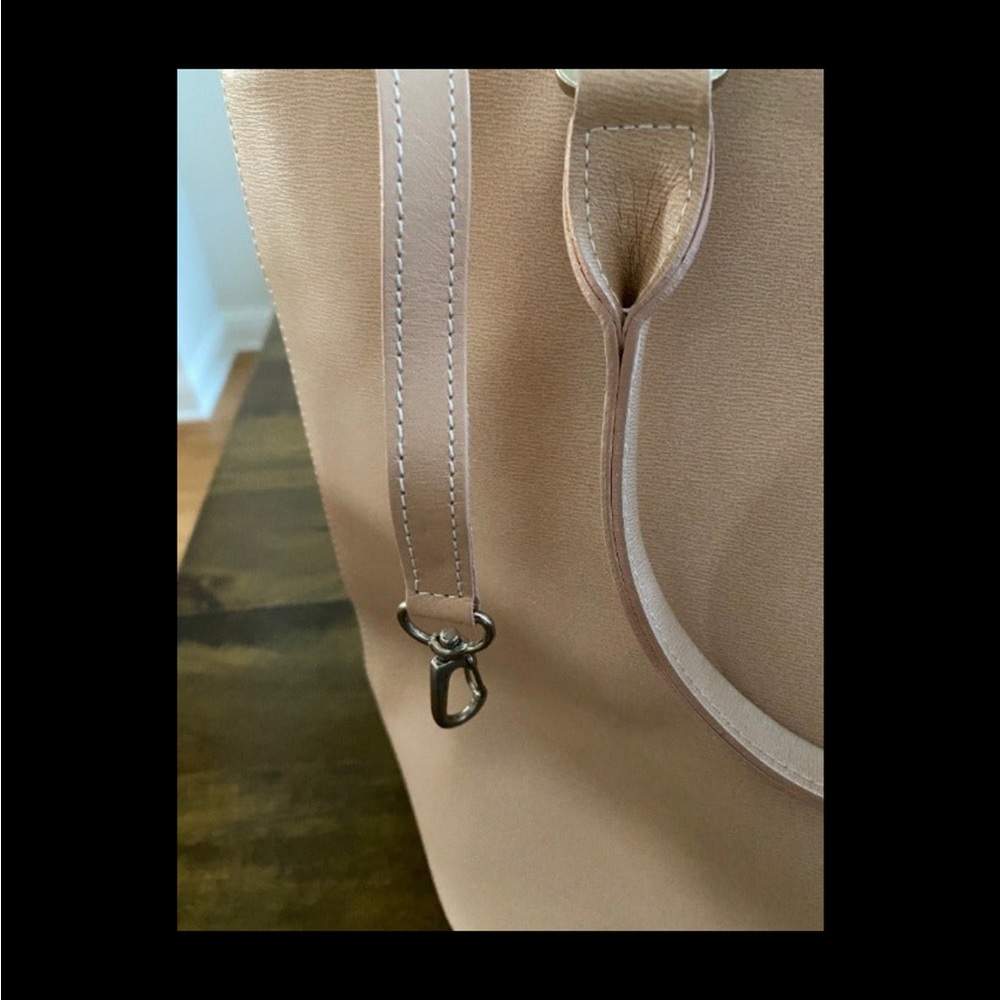 Authentic Longchamp leather shoulder bag/tote in a light blush/tan color. - Picture 4 of 12